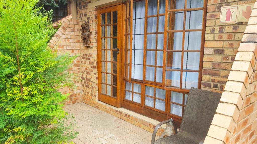 Aark Guest Lodge Vanderbijlpark Exteriör bild